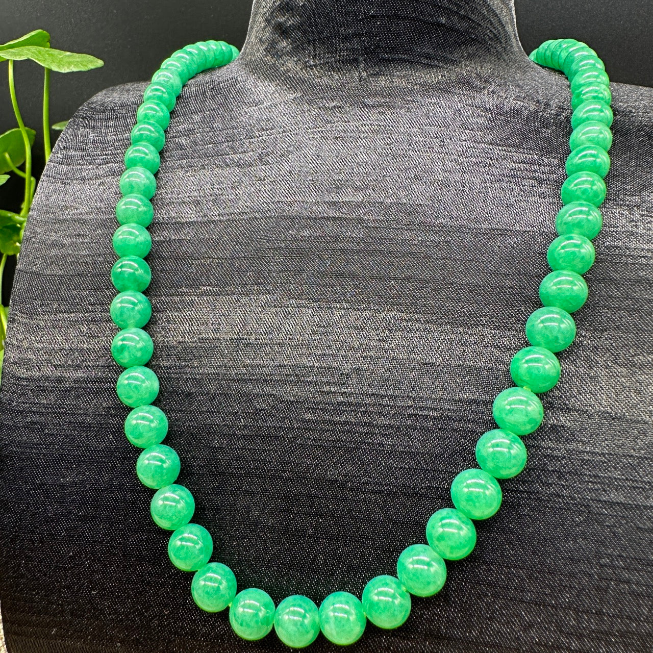 Radiant Opulence: High-End Jadeite Jade Beads Necklace ( Collectibles )