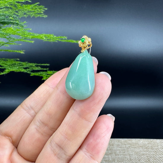 18K Yellow Gold Green Jadeite Jade Shou Tao Pendant with Diamond