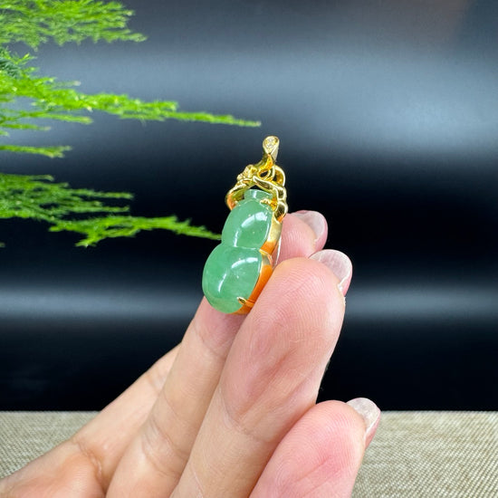 RealJade® Co. Genuine Green Jadeite Jade Good Luck Hulu Bottle Gourd Necklace With 18K Yellow Gold Bail