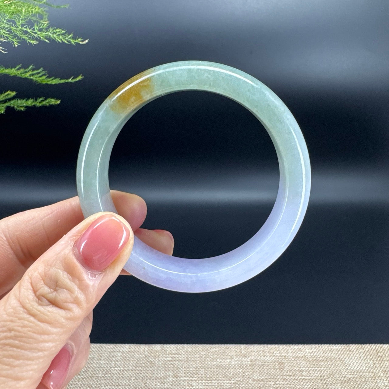 The bangle shape of the half round.The bangle color is matcha strawberry.