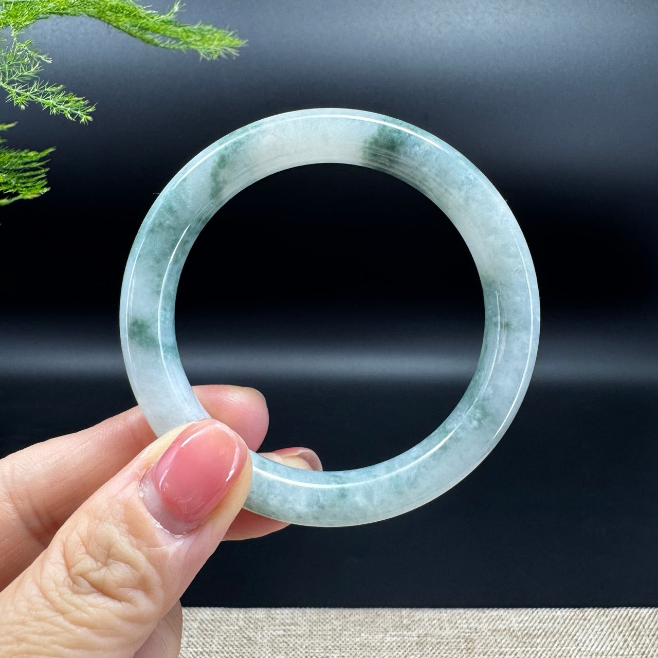 The bangle shape of the round.The bangle color is icy blue flower.