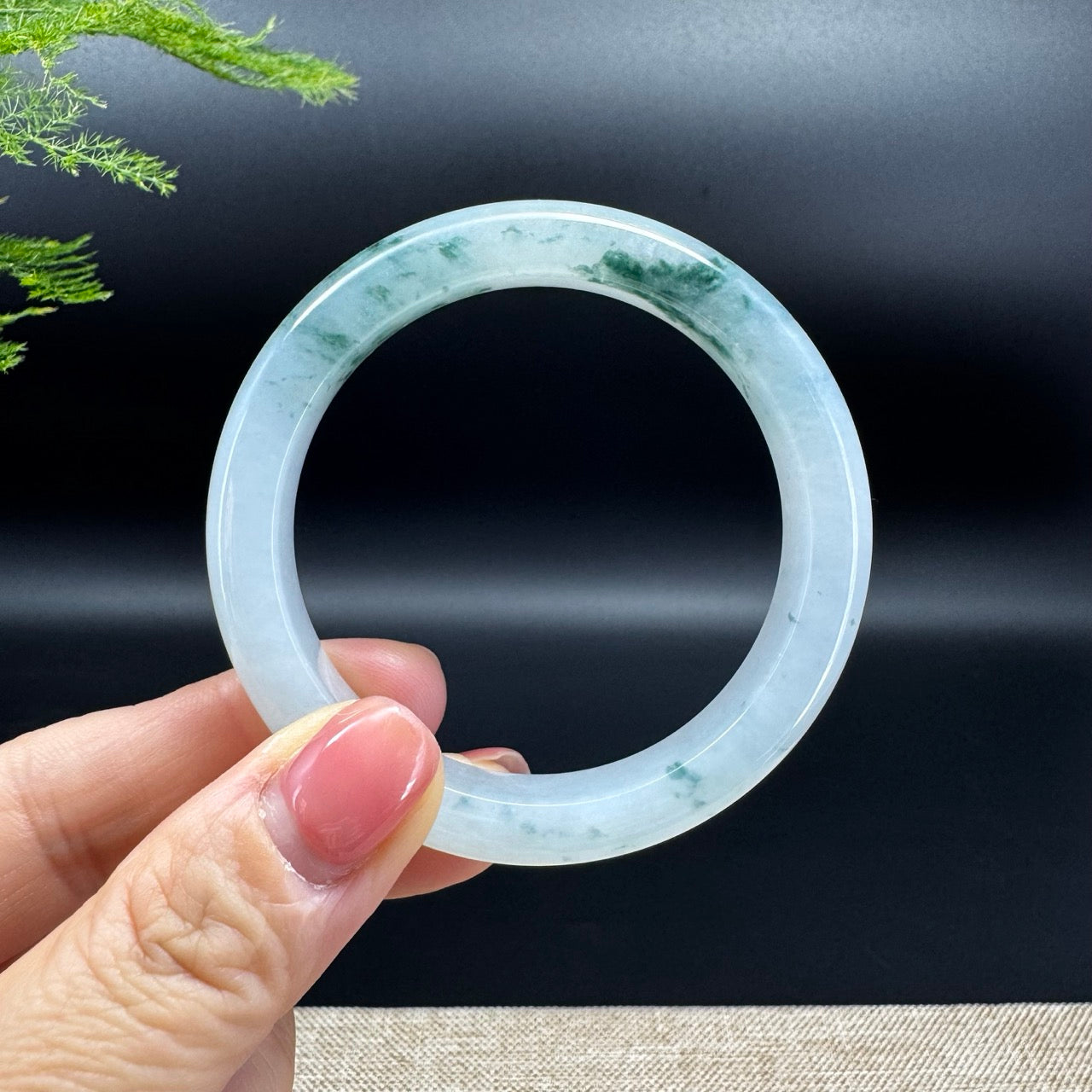The bangle shape of the half round.The bangle color is icy blue flower.