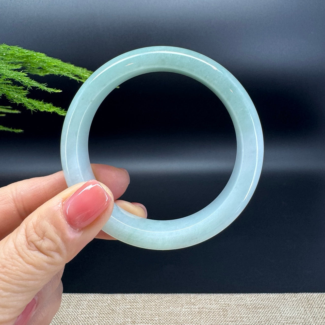 The bangle shape of the half round.The bangle color is matcha green.