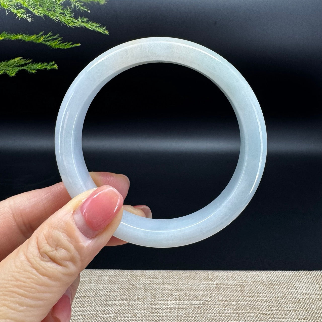 The bangle shape of the half round.The bangle color is lavender green and some sajin.