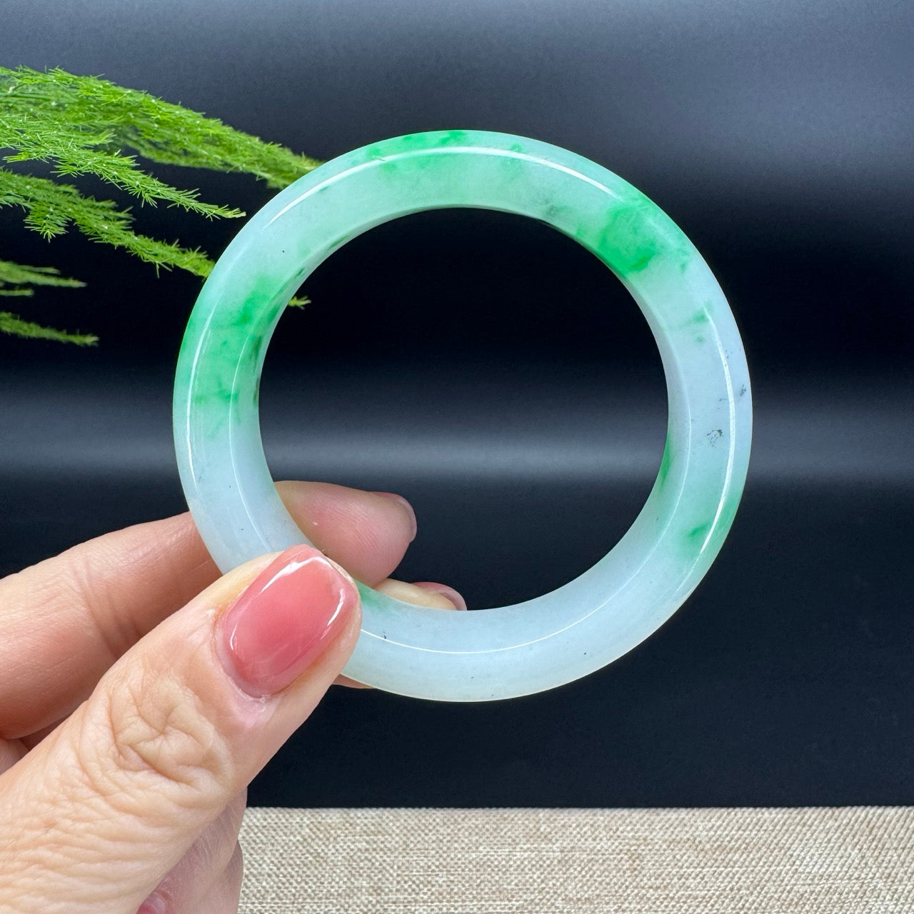 The bangle shape of the half round.The bangle color is white green(BDQ)