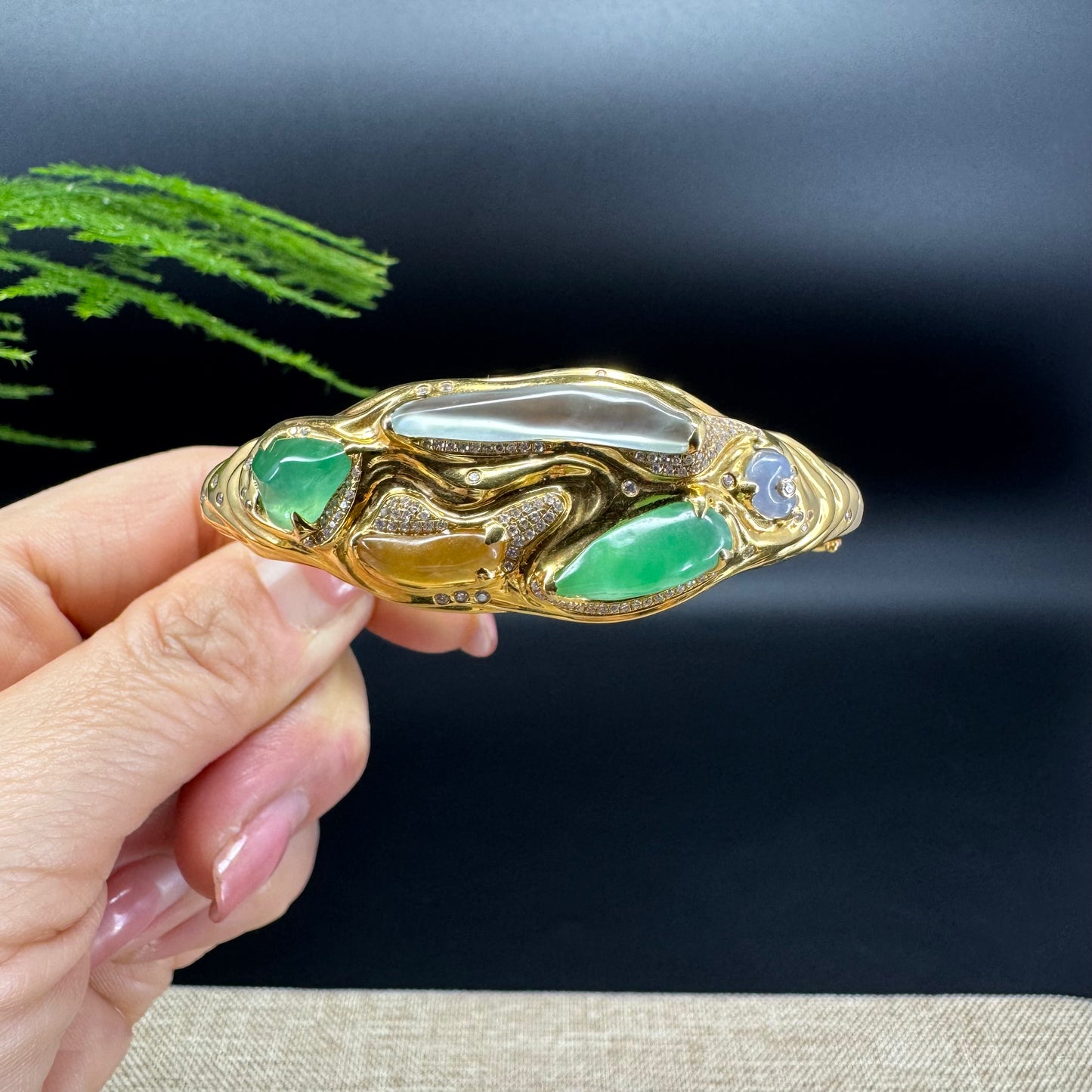 This bracelet blends the rich icy and yellow tones with the deep icy green and yellow lavender of imperial jade.