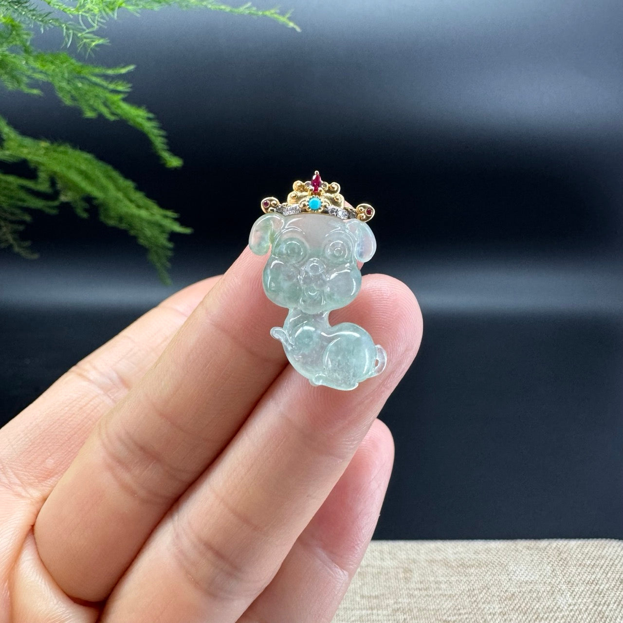 The pendant shape of the dog.The jade color is icy green.