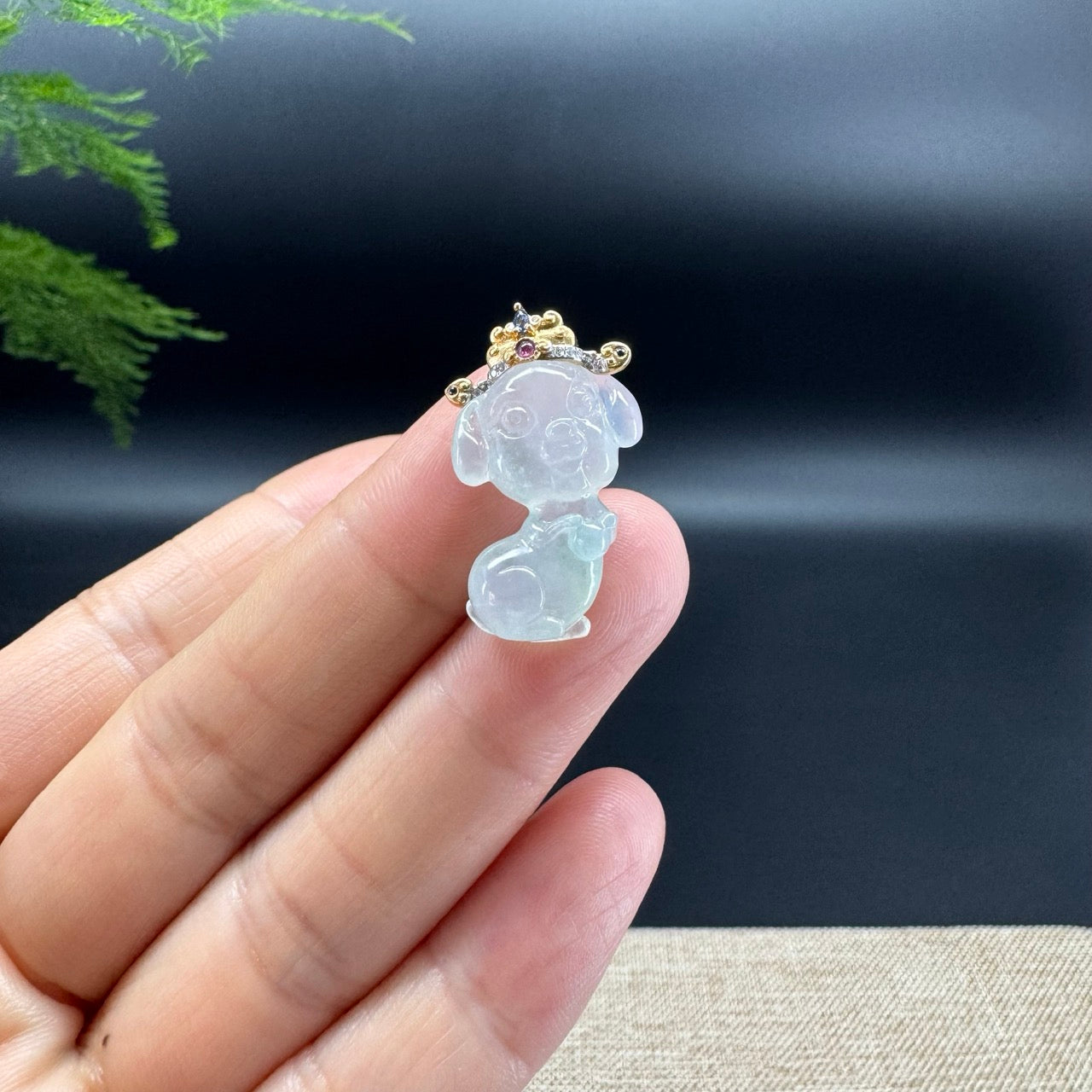 The pendant shape of the dog.The jade color is icy.