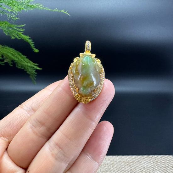 The pendant shape of the toad.The jade color is yellow and green.