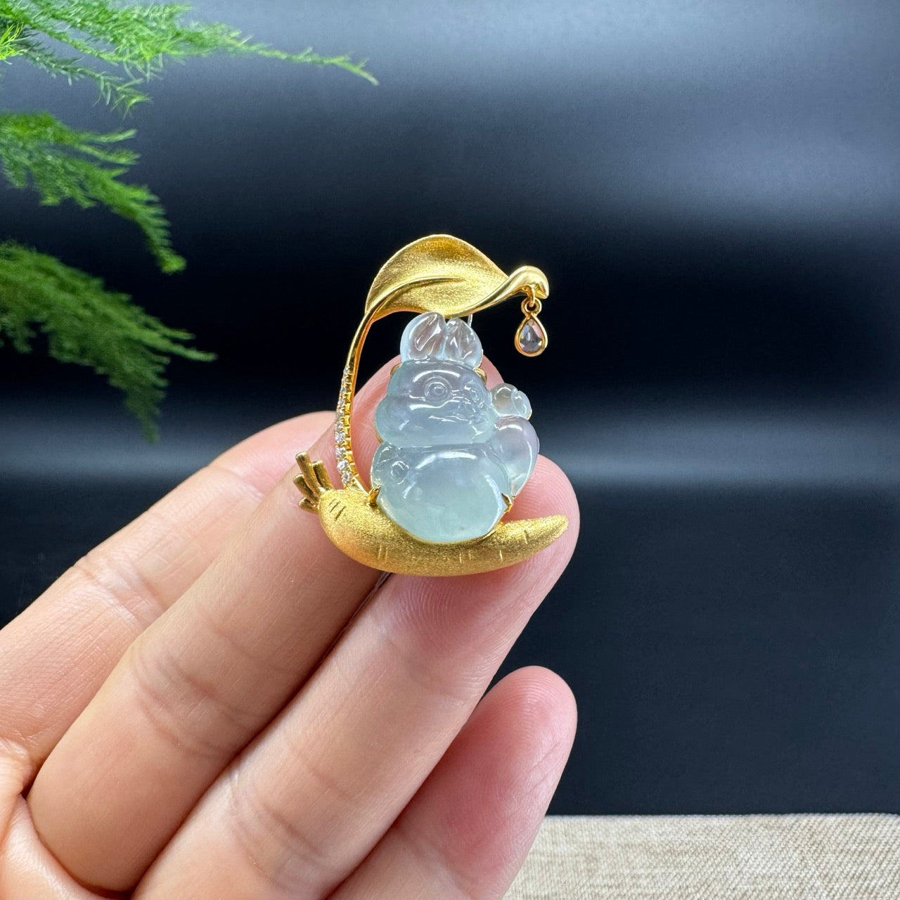 The pendant  shape of the rabbit.The jade color is icy.