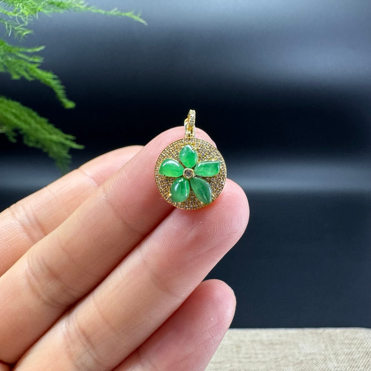 The pendant shape of the flower.The flower color is green.