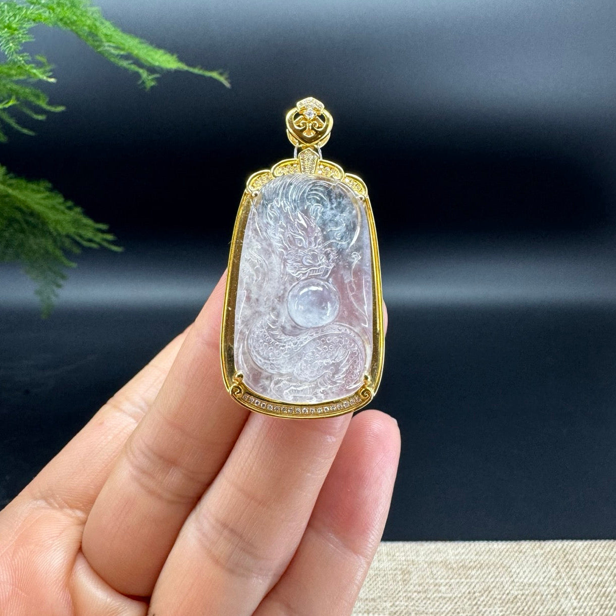 The pendant shape of the drsgon.The pendant color is icy.