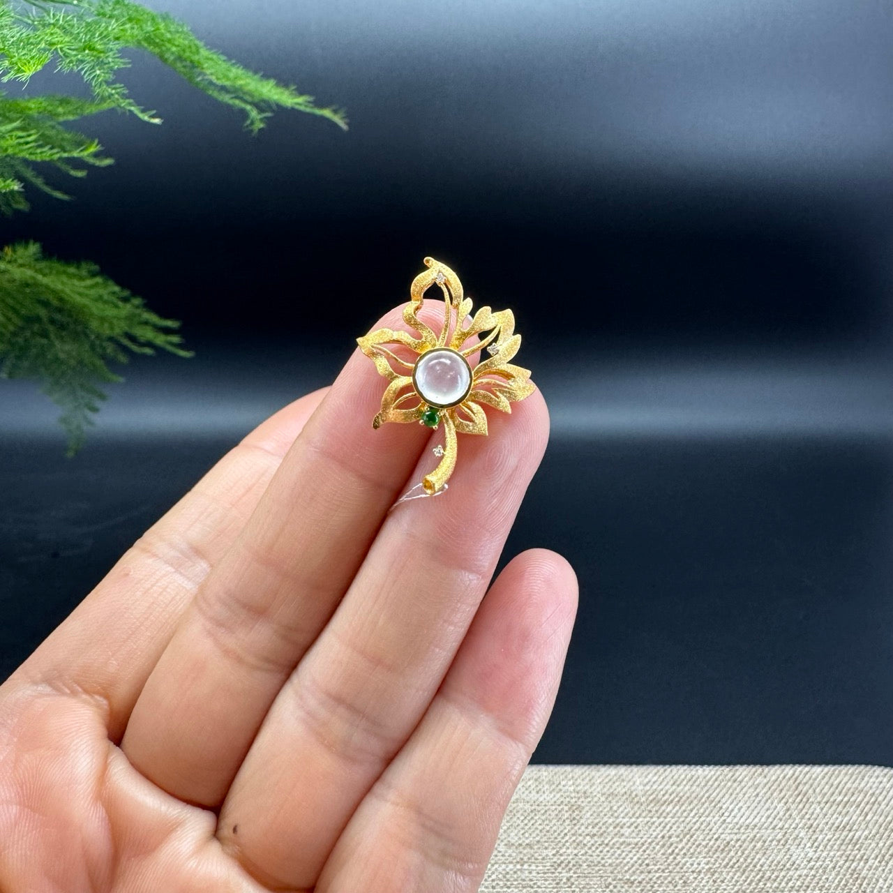 The pendant shape of the leaf.The pendant color is icy.