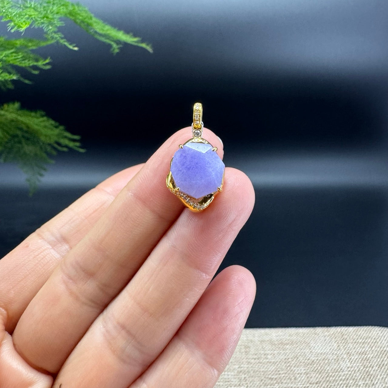 The pendant shape of the polygon cutting.The pendant color is lavender.