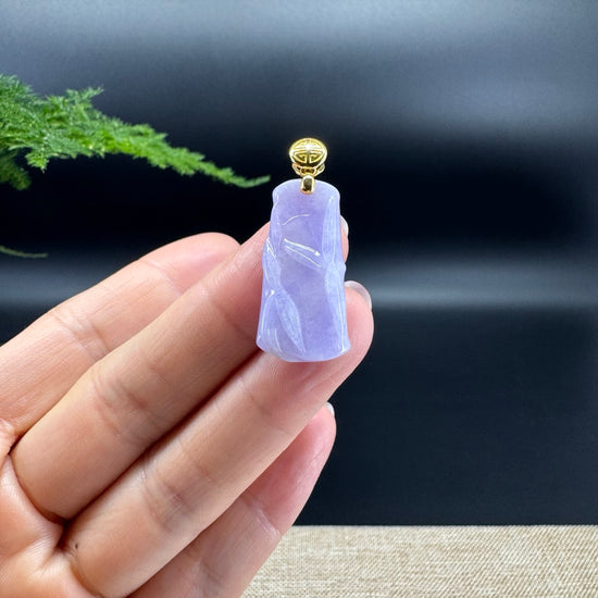 The shape of the pendant is that of a bamboo. 