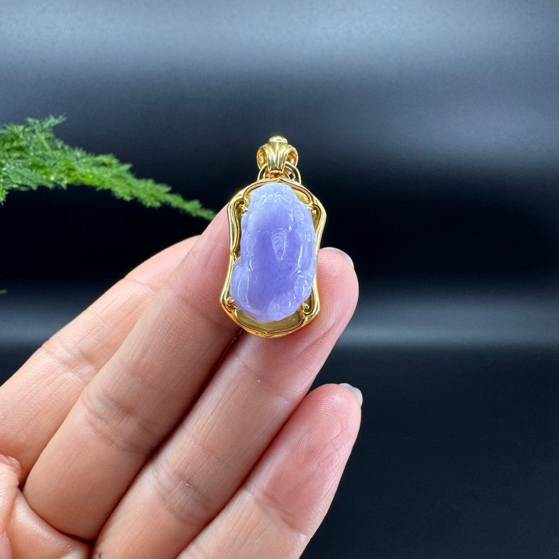 The shape of the pendant is pixiu.The pendant color is lavender.