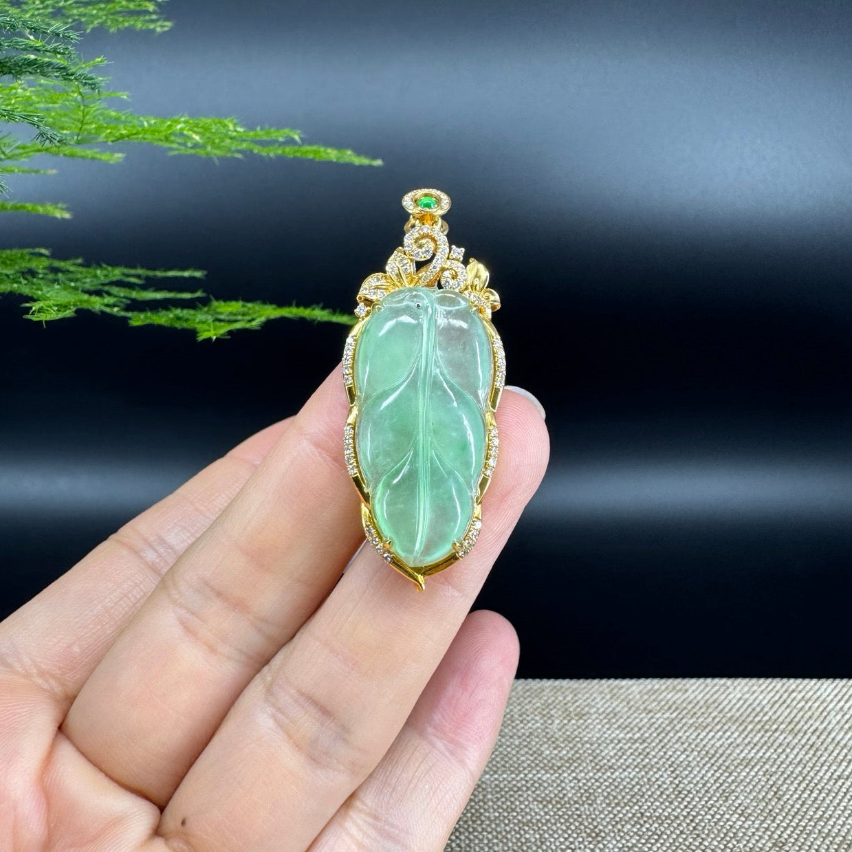 The pendant shape of the leaf.The pendant color is icy green.