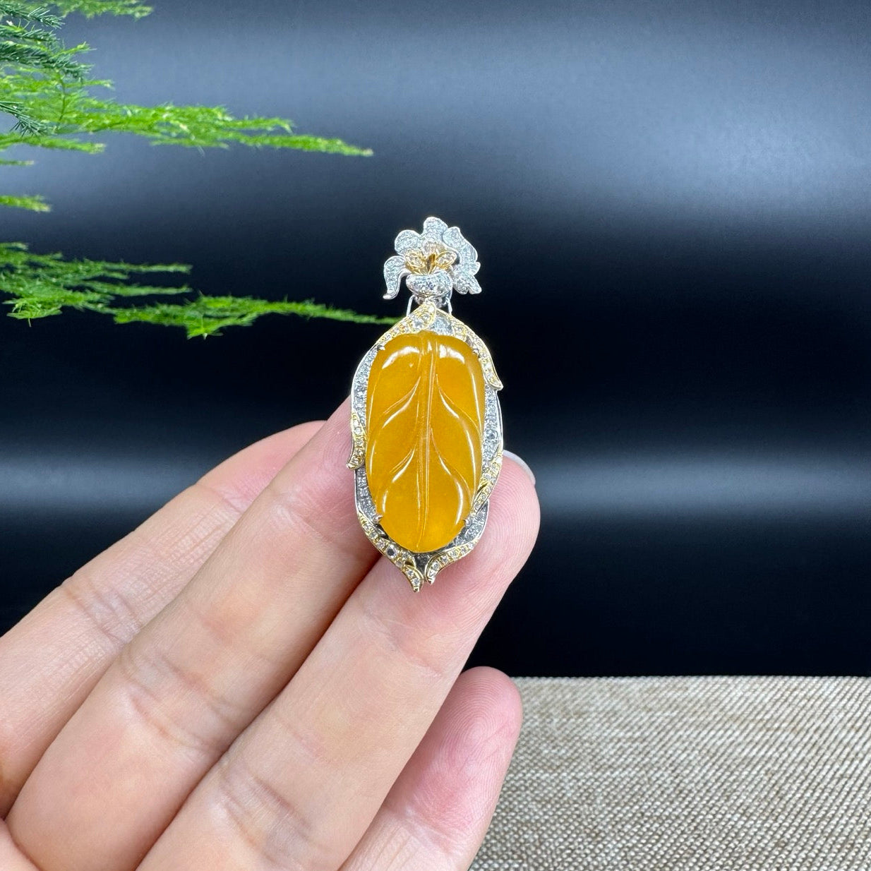 The pendant shape of the leaf.The pendant color is honey yellow.