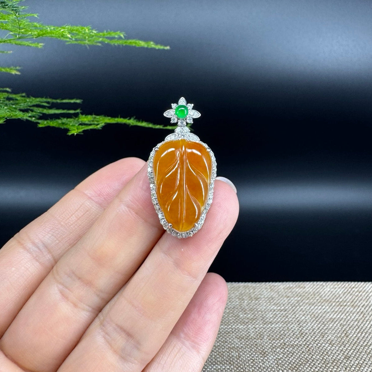 The pendant shape of the leaf.The pendant color is honey yellow.