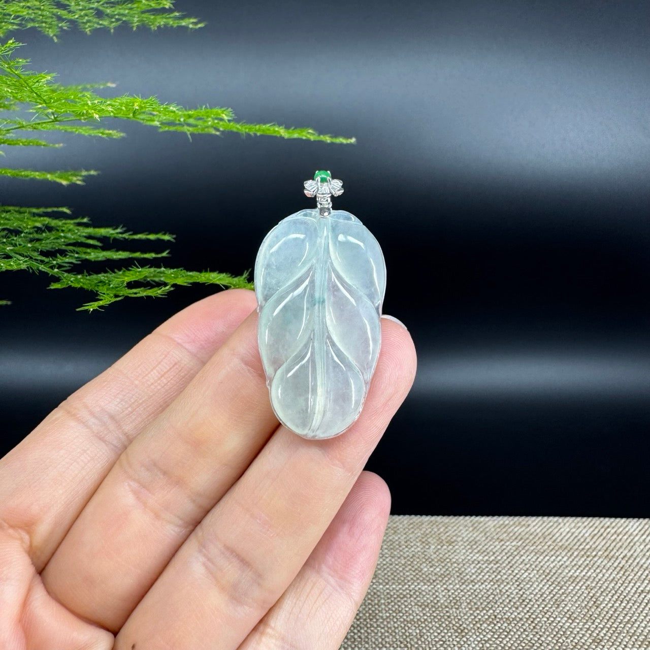The pendant shape of the leaf.The pendant color is icy