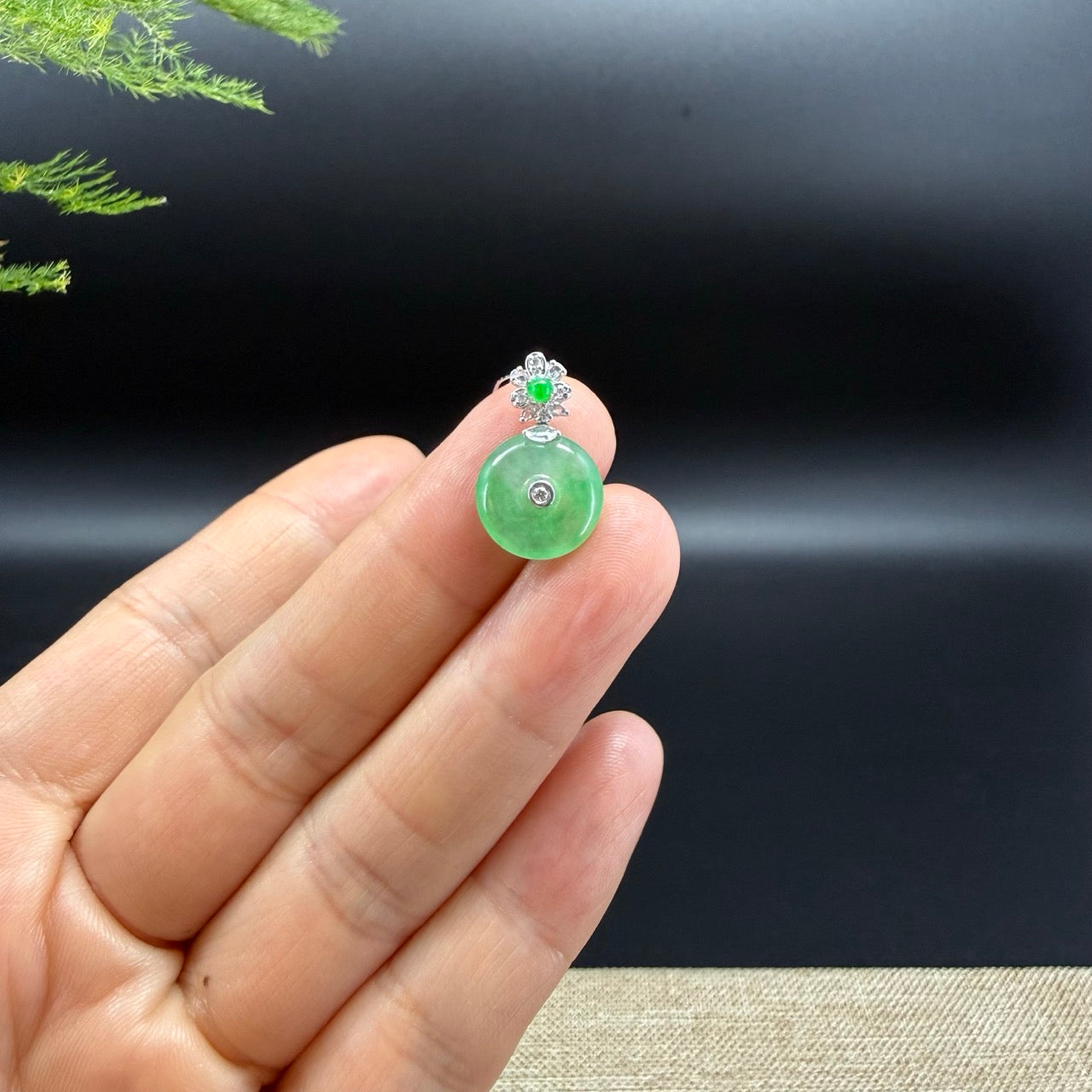 The pendant shape of the koukou.The pendant color is icy apple green.