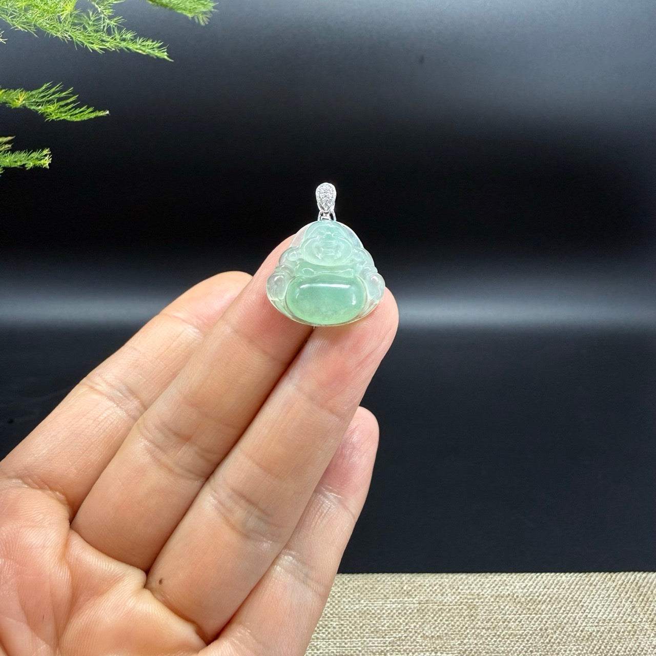 The pendant shape of the happy buddha.The pendant color is icy green.