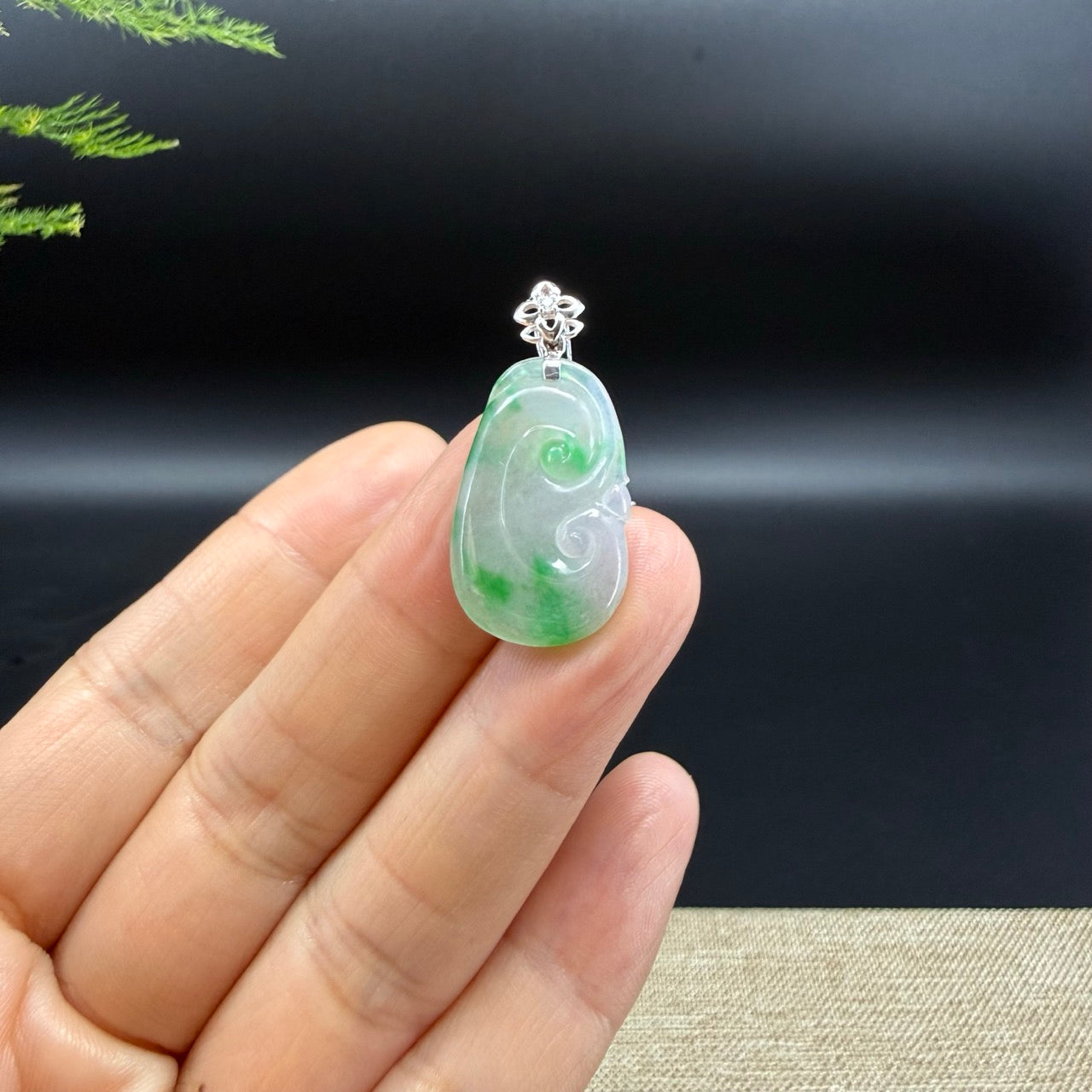 The pendant shape of the ruyi.The pendant color is icy spicy green.