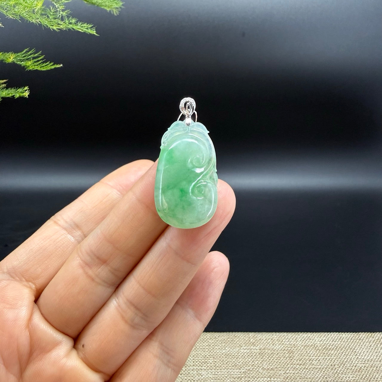 The pendant shape of the ruyi.The pendant color is icy green.