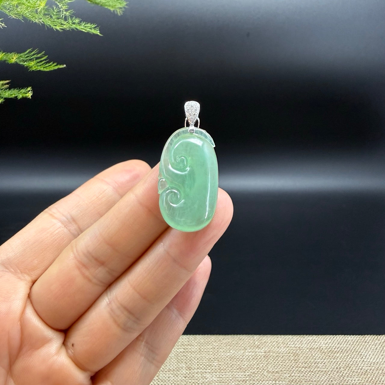 The pendant shape of the ruyi.The pendant color is icy apple green.