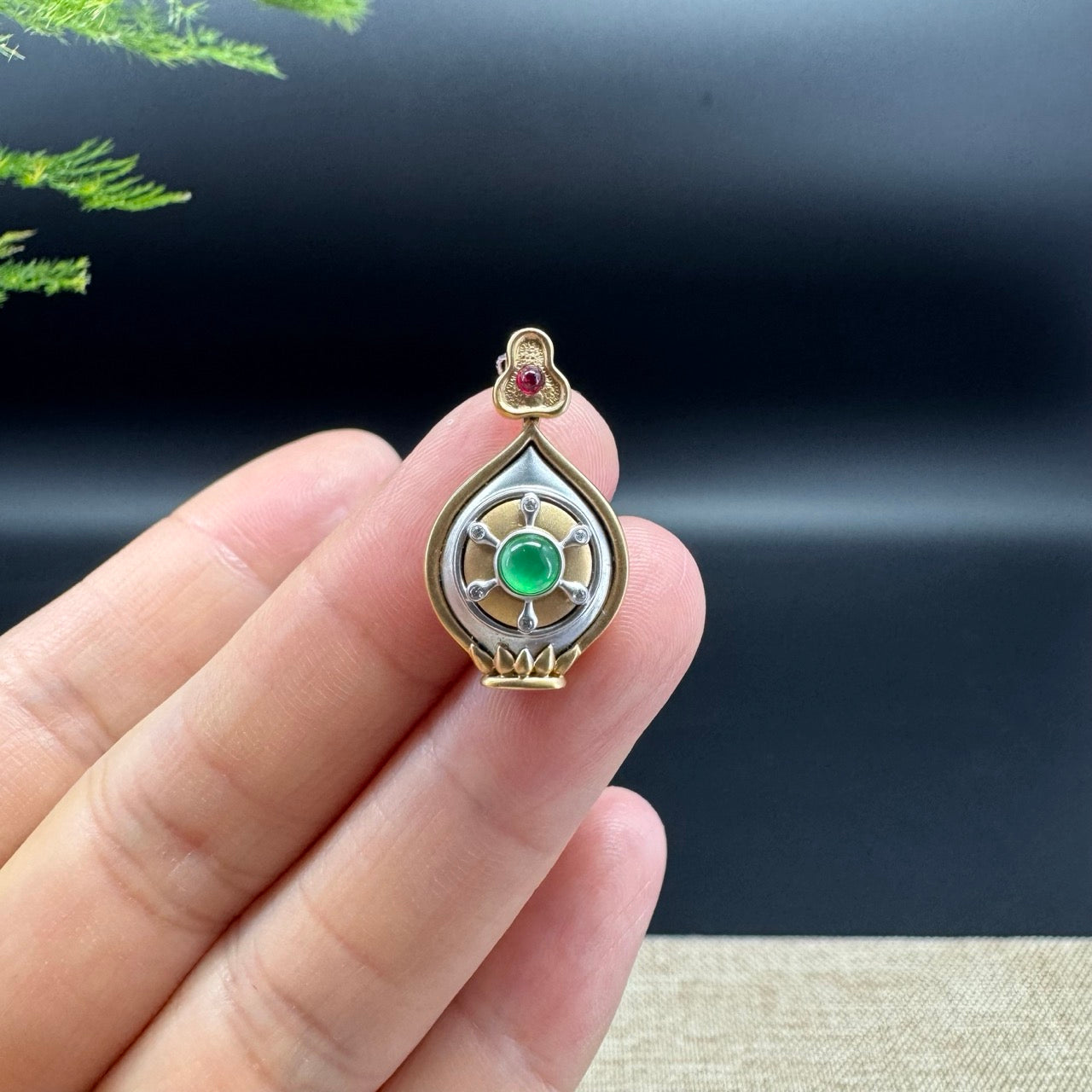 The pendant shape of the aquarius