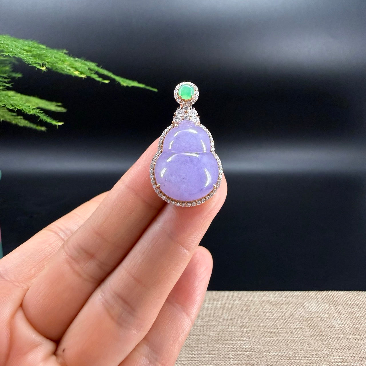 The pendant shape of the hulu.The pendant color is icy lavender.