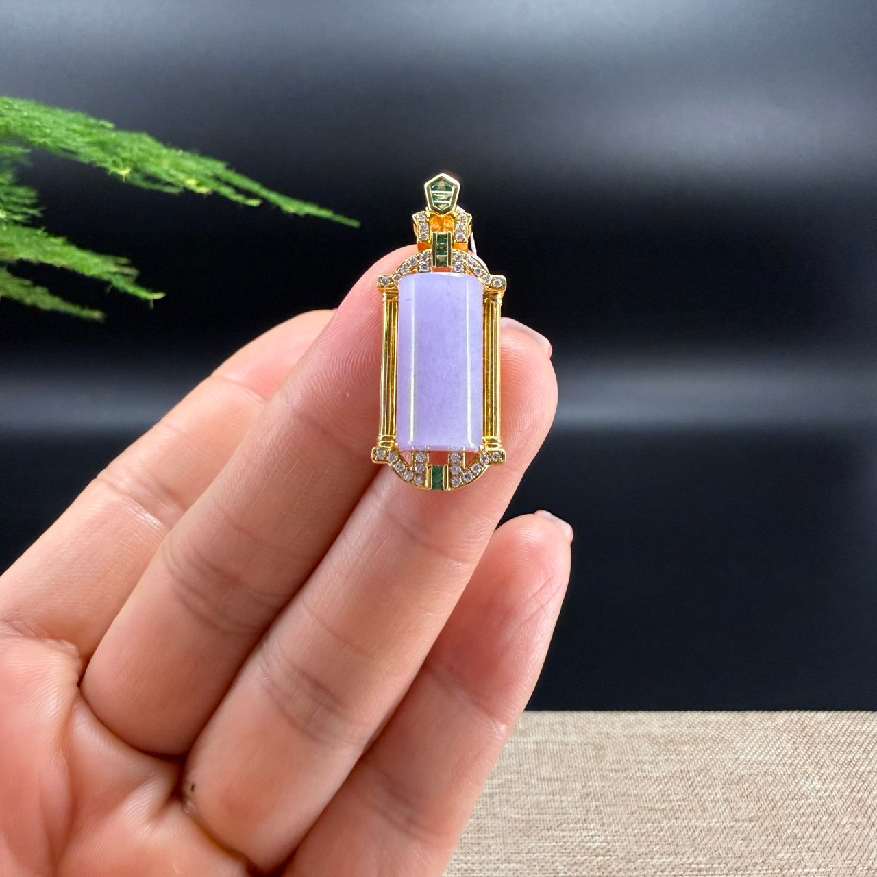 The pendant shape of the bamboo.The pendant color is icy lavender.