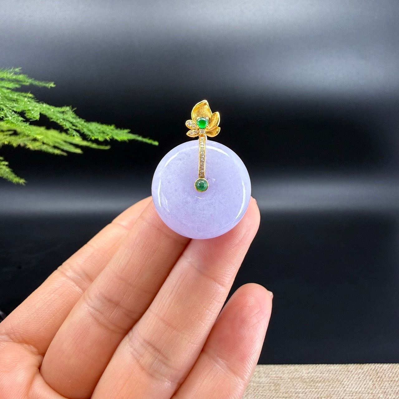 The pendant shape of the koukou.The pendant color is lavender.