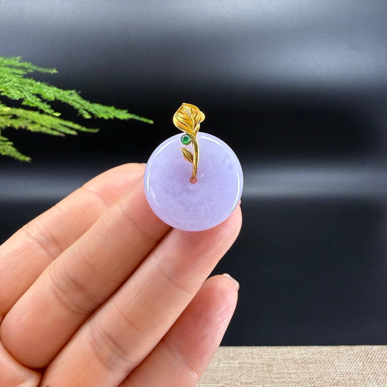 The pendant shape of koukou.The pendant color is lavender.