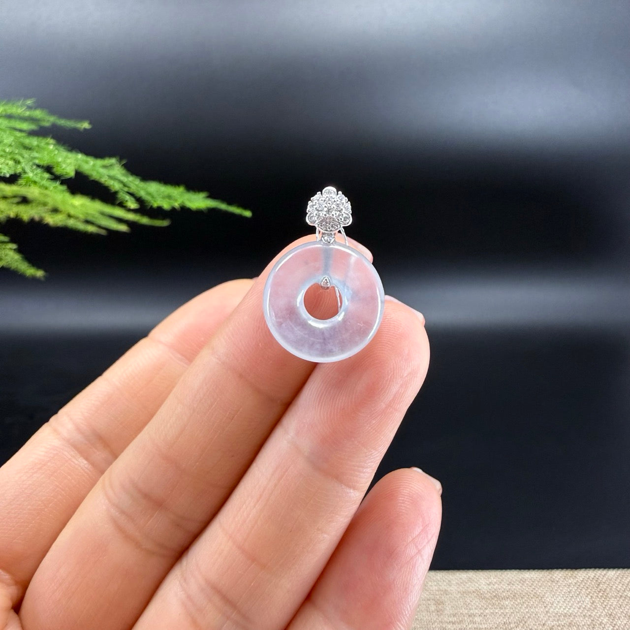 The pendant shape of the koukou.The pendant color is icy.