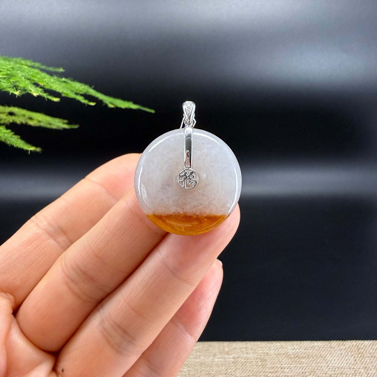 The pendant shape of the koukou.The pendant color is icy red.