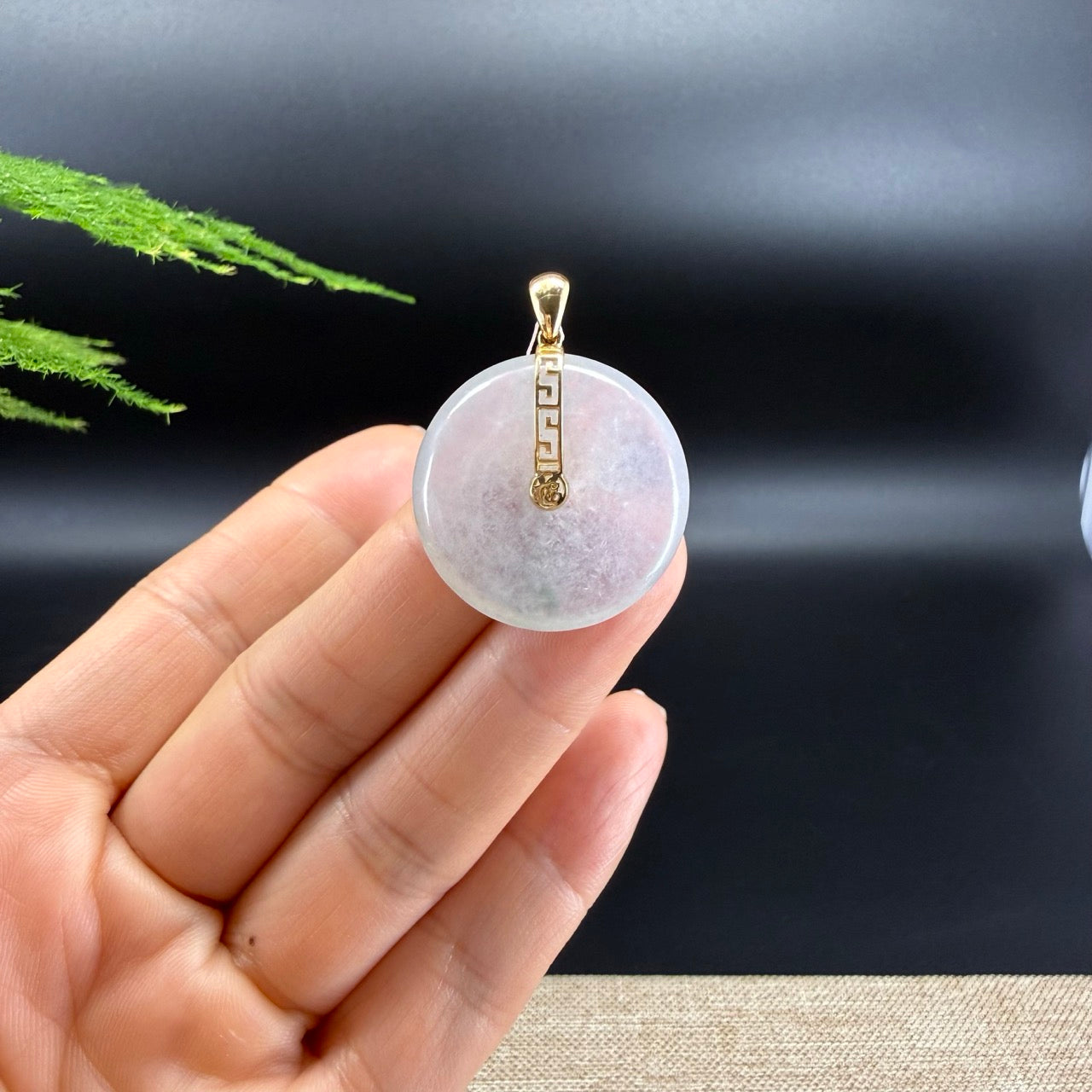 The pendant shape of the koukou.The pendant color is icy green.