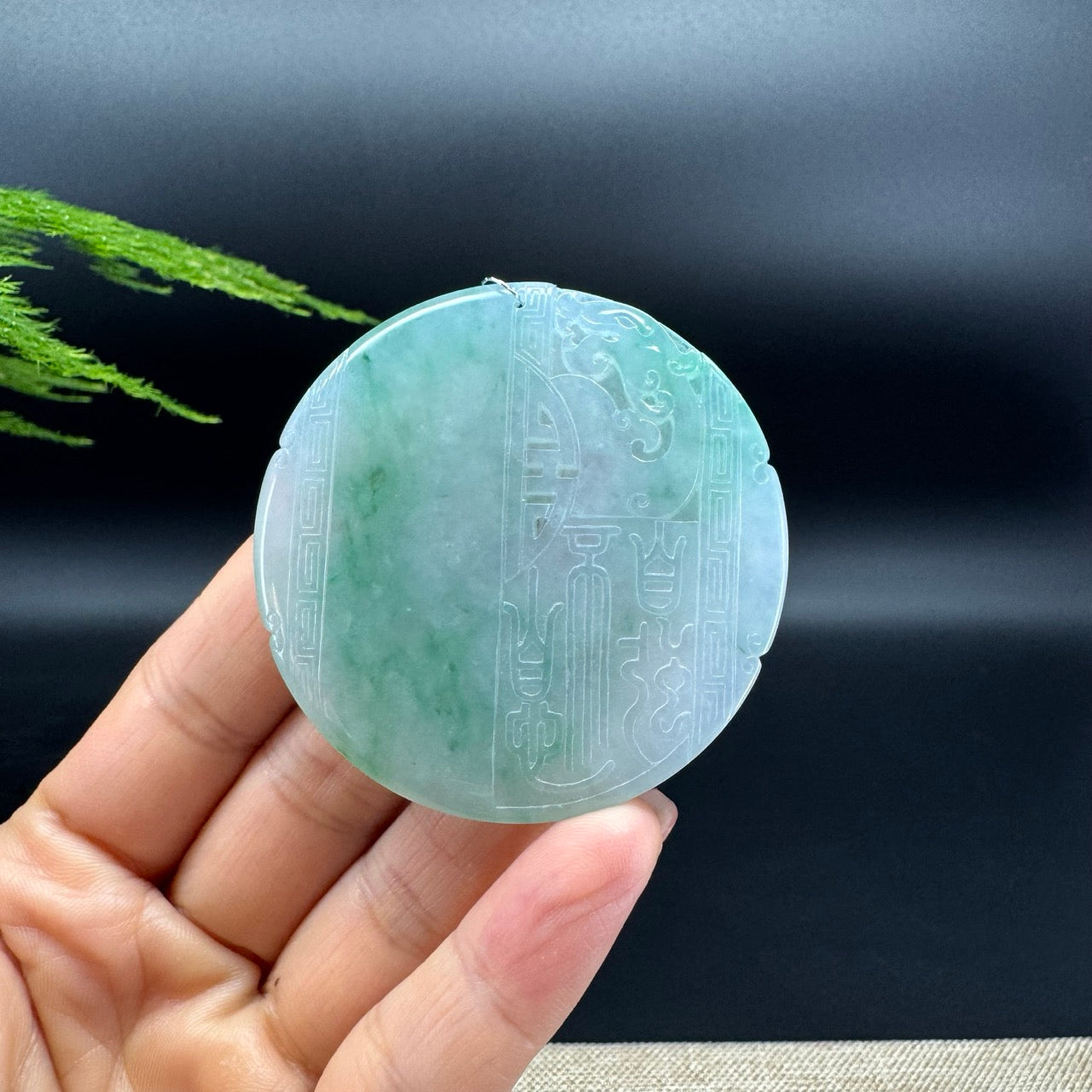 The pendant shape of the round.The pendant color is icy green.