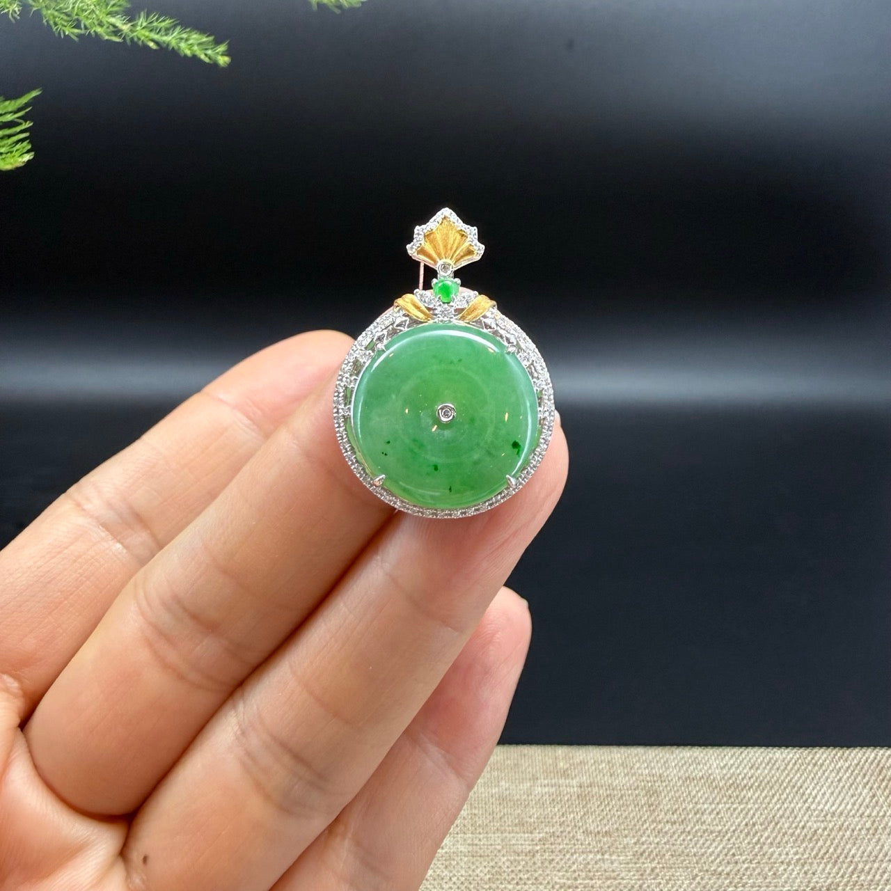 The pendant shape of the koukou.The pendant color is imperial green.
