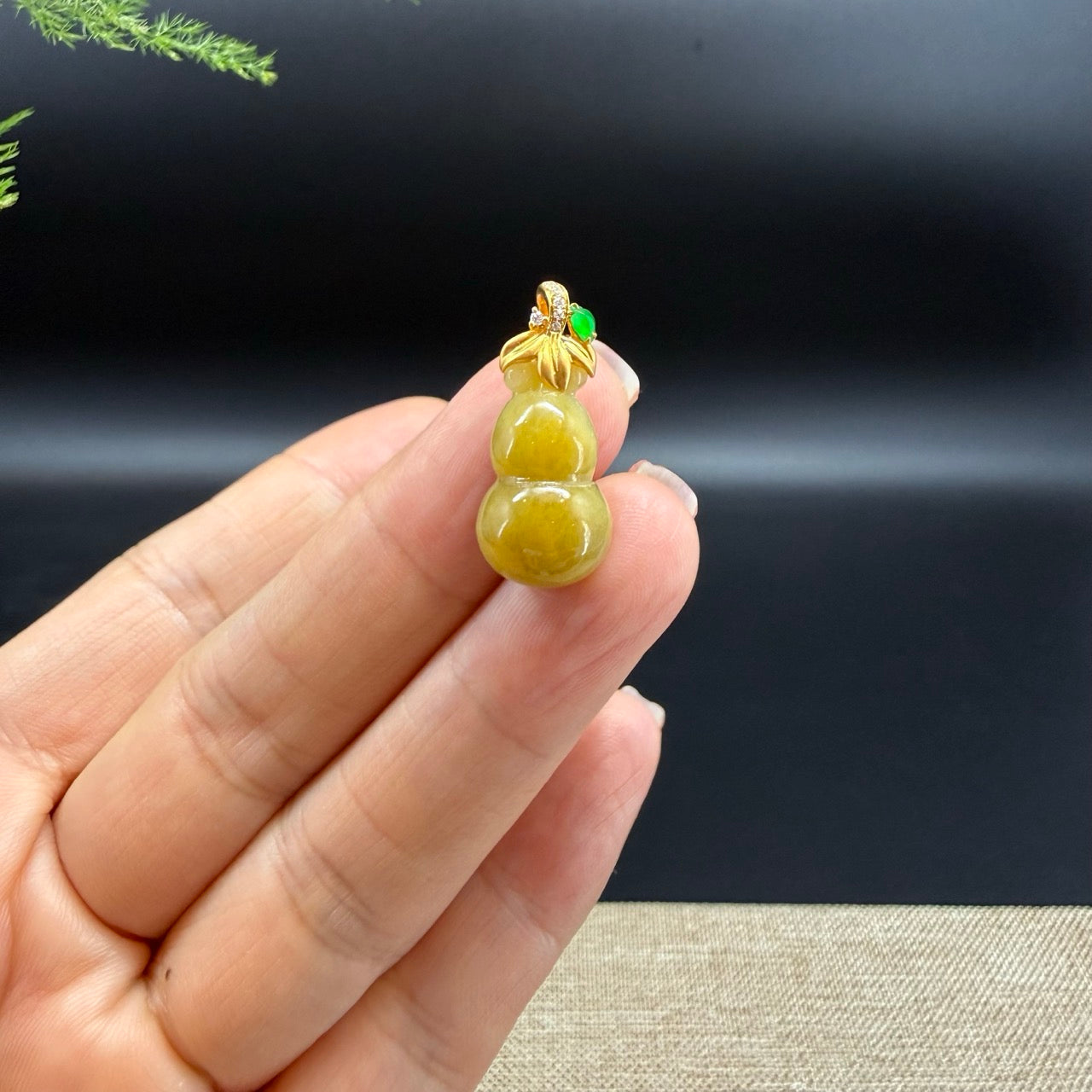 The pendant shape of the hulu.The pendant color is yellow.