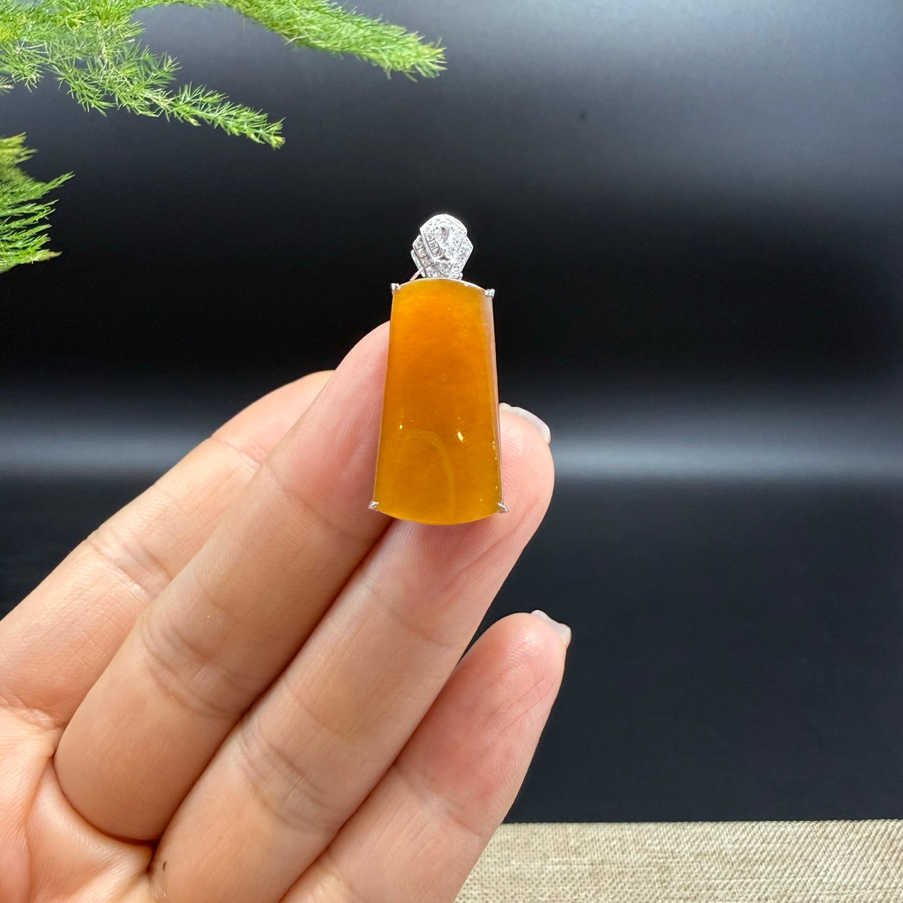 The pendant shape of the "ping an wu shi pai",The pendant color is red.