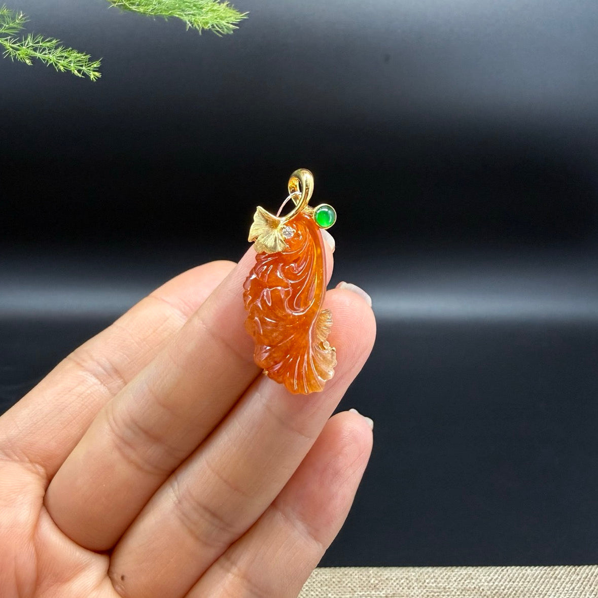 The pendant shape of the ginkgo leaves.The pendant color is red.
