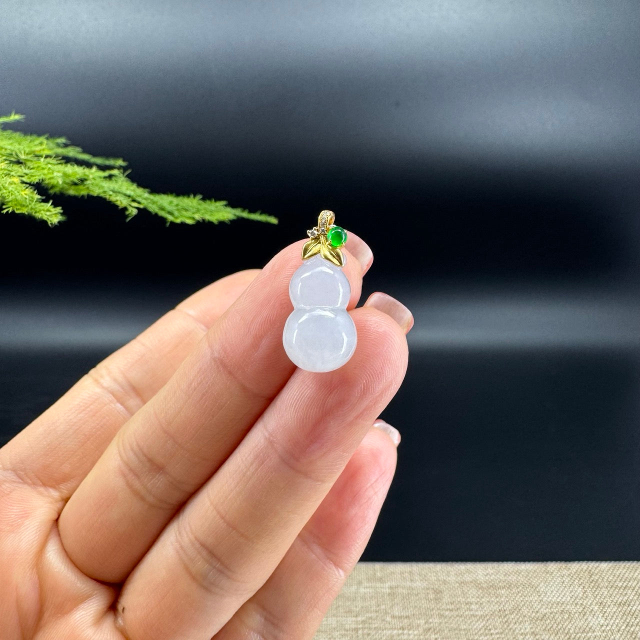 The pendant shape of the hulu.The pendant color is icy lavender.
