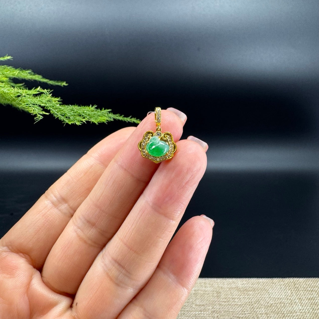 The pendant shape of the swam.The pendant color is icy spicy green.