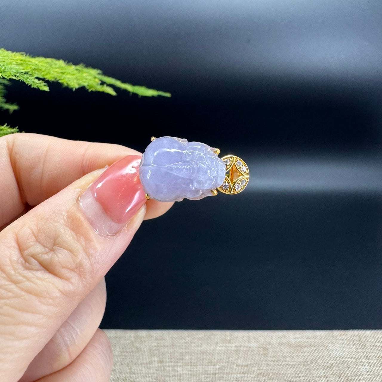 The ring shape of the pixiu.The ring color is lavender.