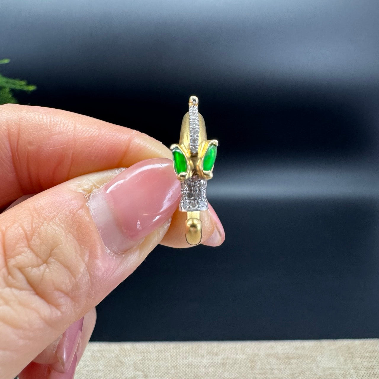 The ring shape of the dragon.The ring color is imperial green.