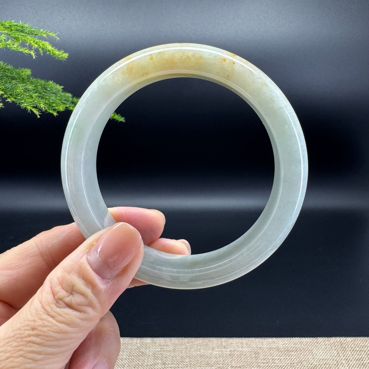 The bangle shape of the half round.The bangle color is icy sajin.