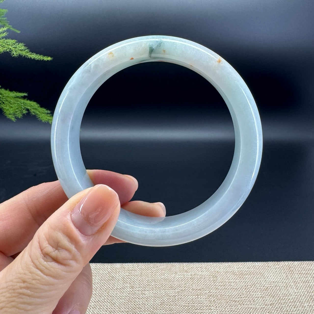 The bangle shape of the half round.The bangle color is icy green and a bit of sajin.