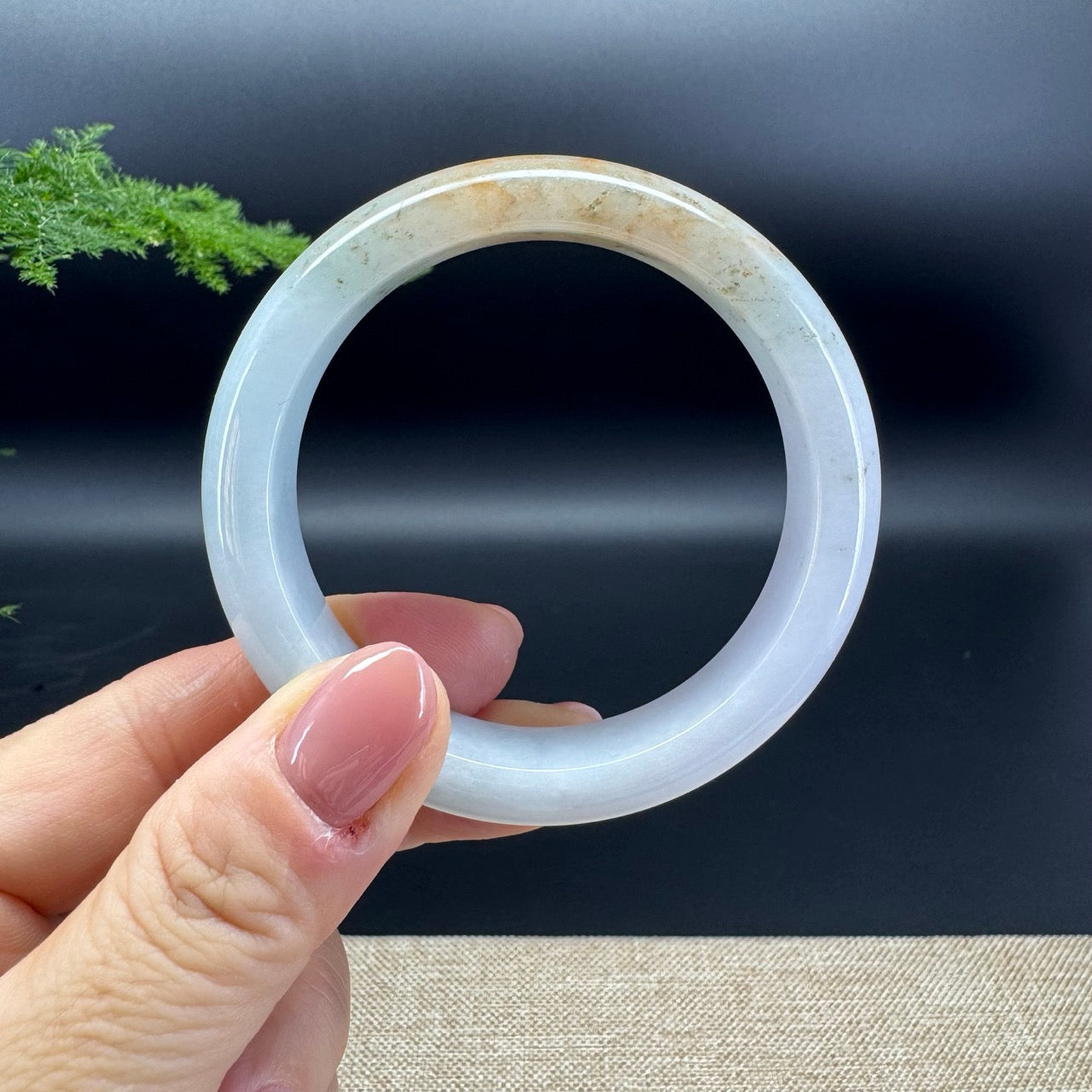The bangle shape of the half round.The bangle colors are lavender green and some sajin wuji.