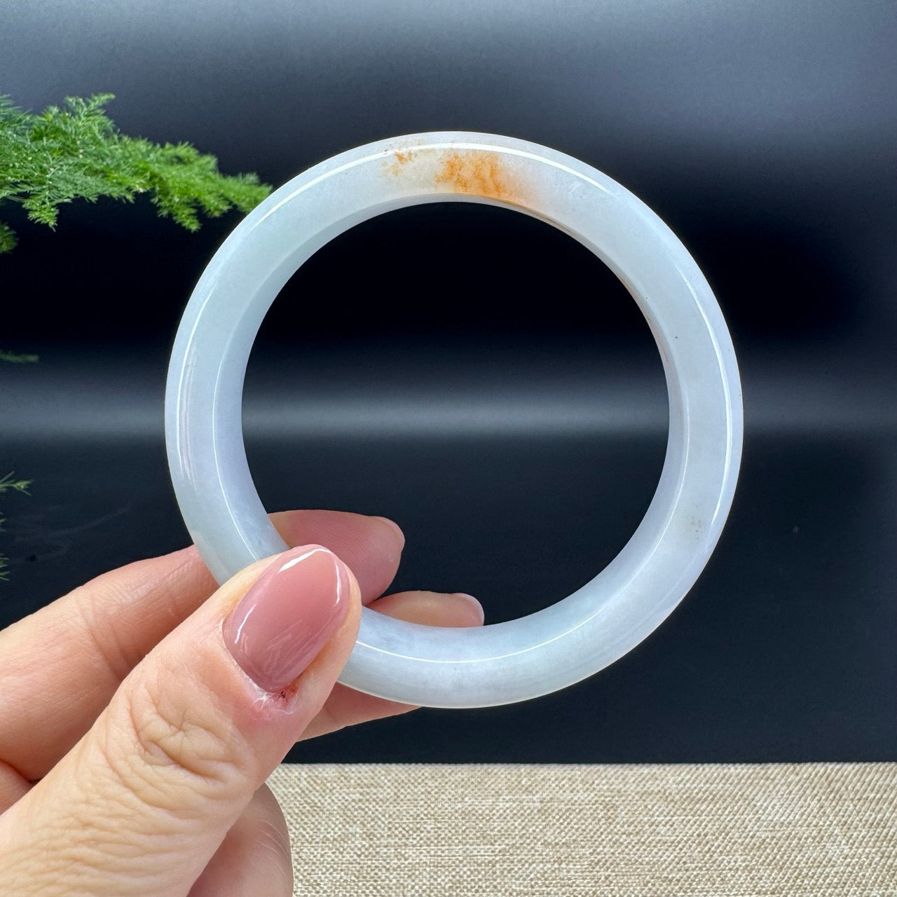 The bangle shape of the half round.The bangle colors are white and sajin.